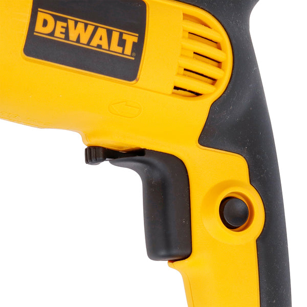 Furadeira de Impacto Dewalt com Porta Chave, Chave de Mandril, Empunhadura e Kit de Brocas 710W 1/2" DWD502BR 127V